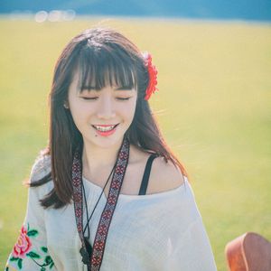 女教授撅起大白光屁股
